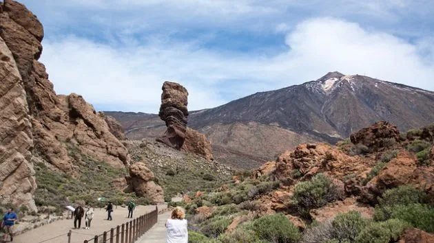 Carretera para subir al Teide en coche en Tenerife